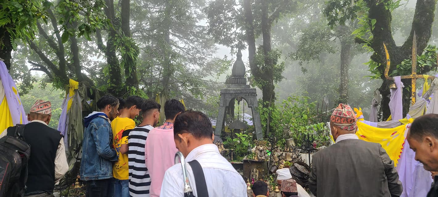 साउनको पहिलो सोमबार बैतडी सहित सुदूरपश्चिमका शिवमन्दिरमा भक्तजनको घुइचो 